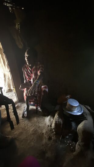 Wir werden in eine der Hütten geführt. Es ist dort sehr eng und verwinkelt.