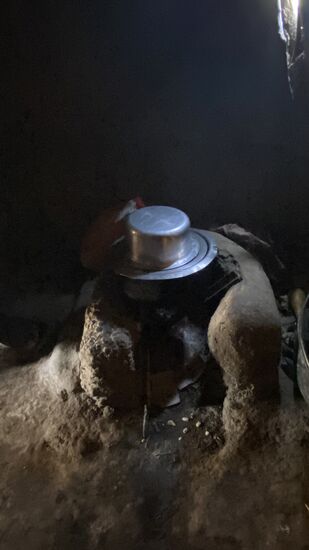 Hier sehen wir die Feuerstelle, auf der gekocht wird. Anders als bei den Karamajong in Uganda, wird hier in der Hütte gekocht.