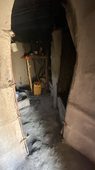 Vorne rechts geht es in die „Schlafkabine“ der Eltern, dahinter eine weitere für die Kinder. Und wenn es viele Kinder sind, schlafen sie draußen oder in einer weiteren Hütte