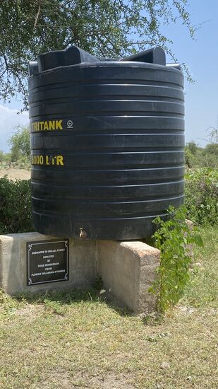Dieser Wassertank ist eine Spende einer Amerikanerin aus Florida. Einmal pro Woche kommt Wasser. Es ist in dieser Region sehr kostbar. Für das Vieh gibt es hiervon nichts. Sie werden kilometerweit zu Wasserstellen oder Bächen getrieben.