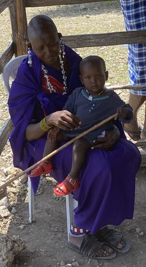 Die Kinder singen noch ein Lied für uns und wir verabschieden uns