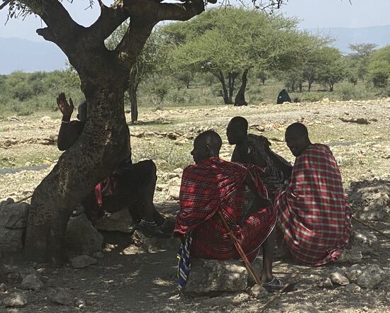 Wir verlassen das Dorf mit gemischten Gefühlen. Für uns, die aus einer modernen Industriegesellschaft kommen, ist das Leben hier kaum vorstellbar. Aber vielleicht ist es weniger stressig.