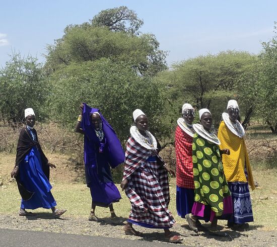 Auf unserem weiteren Weg sehen wir diese Gruppe Frauen in ihren traditionellen Trachten.