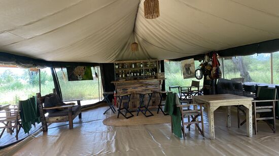 Hier erwartet uns das “ Baobab tented camp”
Der junge Manager begrüßt uns und erklärt seine Freude, uns als Gäste begrüßen zu dürfen. Er erzählt, dass wir nach ca. 2 Wochen die ersten Gäste sind