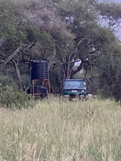 Es dauert einige Stunden und es wird Abhilfe geschaffen.
Ein Tanklaster - der unterwegs dann auch noch eine Panne hatte - kommt und bringt das Wasser.
