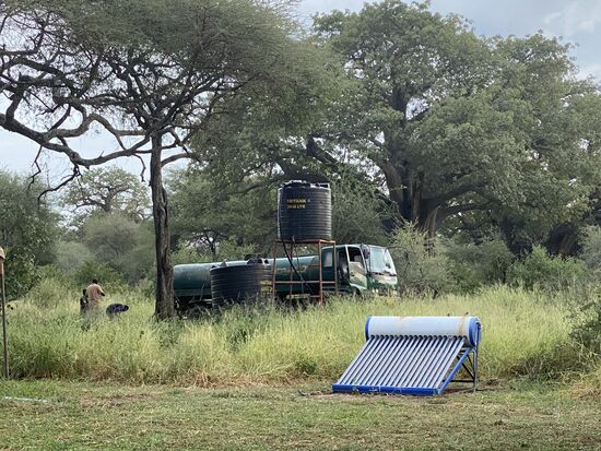 Überall im Camp werden jetzt die Tanks aufgefüllt.