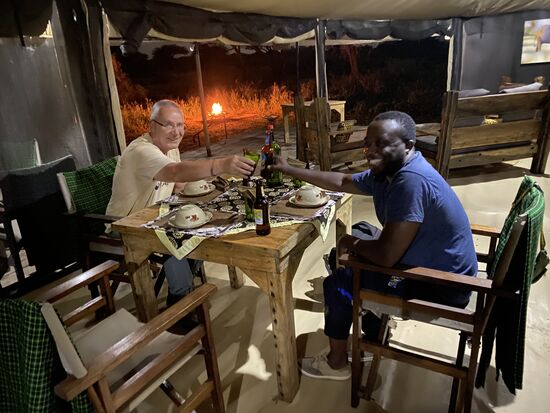 Wir lassen uns unsere gute Laune  aber nicht verderben. Ein Bier …