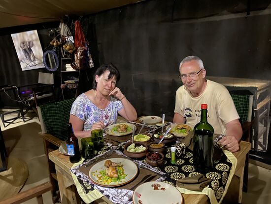 .. und ein wirklich exzellentes Abendessen runden den Tag ab. Später werden wir zum Zelt eskortiert. Wir dürfen auf keinem Fall alleine bei Dunkelheit hier umherlaufen., Häufig kommen Elefanten, Leoparden und andere Tiere ins Camp. 
Emanuel, unser Beschützer begleitet uns mit der Taschenlampe zu unserem Zelt.
Im Gegensatz zu den Escorts in vielen anderen Camps hat er keine Waffe.
Er erzählt, dass er einmal auf diesem Weg einem Leoparden gegenüber stand und ihn mit dem Licht der Taschenlampe geblendet und so vertrieben hat.
Meistens haben die wilden Tiere es auf die Küche abgesehen. Dort schlafen jedoch die Angestellten, um die Eindringlinge zu vertreiben. 
Gute Nacht !