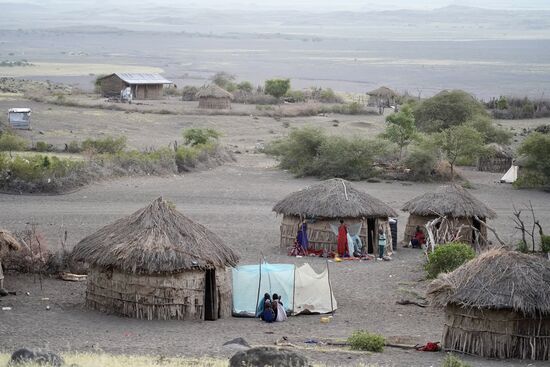 Immer mehr Bewohner kommen aus ihren Hütten.