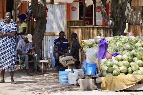 Wieder geht es durch Dörfer - viele Kilometer zunächst auf Asphalt - später wieder Schotterpiste