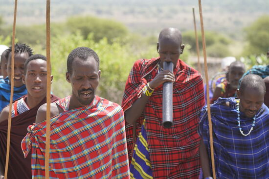 Hier die stolzen Massai-Männer. Das Oberhaupt dieser Familie hat 15 Frauen, die Nr. 2 - er wird uns später durchs Dorf führen - hat immerhin noch 7 Frauen.