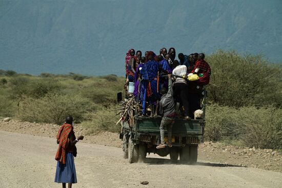 Macht nichts! Einer geht noch immer und alle dürfen mit. Die Massai winkt noch zum Abschied.