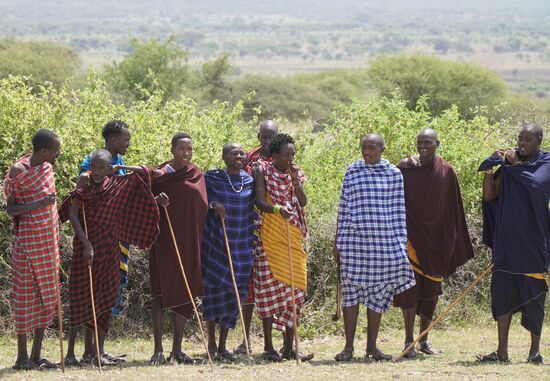 Timothy hat noch einen Programmpunkt für uns: der Besuch einer Massai-Familie. Wir wissen selbstverständlich, dass dies kommerziell ist und wir dafür bezahlen. Timothy erklärt uns jedoch, wie wichtig die Einkünfte für die Massai sind. Von dem Geld werden sie das Wasser bezahlen, welches sie einmal pro Woche angeliefert bekommen.