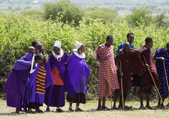 Es folgen verschiedene Tanz- und Gesangseinlagen.