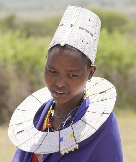 Es müssen doch für so hübsche Frauen immer Rinder und Ziegen an die Brauteltern gezahlt werden.