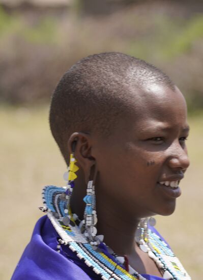 Alle Frauen tragen hübschen Schmuck, den sie selbst hergestellt haben und später auch zum Kauf anbieten