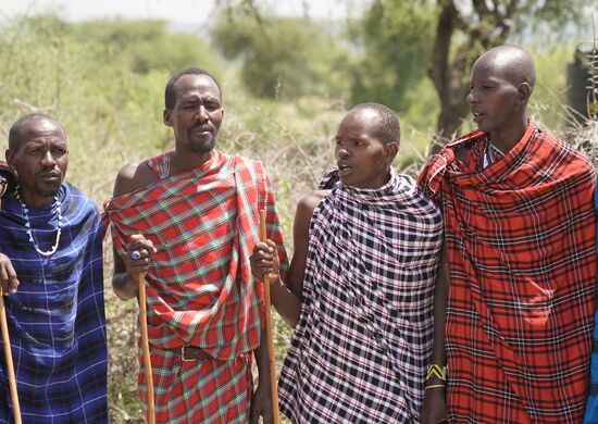 Es bleibt nicht aus, dass auch Ehen zwischen Verwandten geschlossen werden. In der Kultur der Massai kommen sich dann Cousine und Cousin auch mal näher und heiraten. Bitte keine Moralpredigt: in Deutschland war dies auch bis in der 50er Jahre des 20. Jahrhunderts Usus.