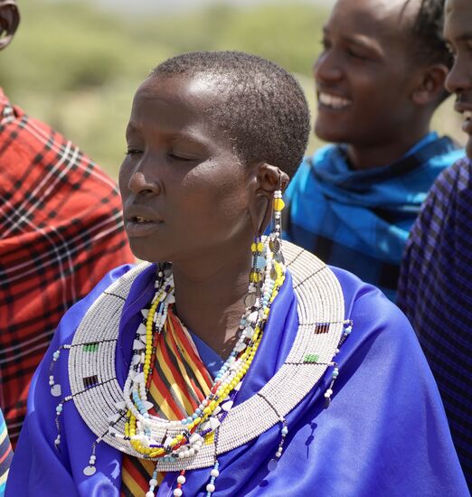 Auch sie trägt ihren Schmuck voller Stolz