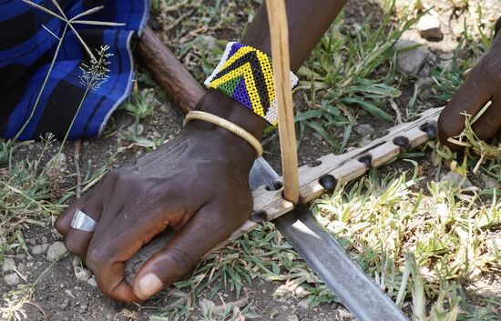 Nr. 2 der Rangfolge zeigt uns dann noch, wie die Massai Feuer anzünden.