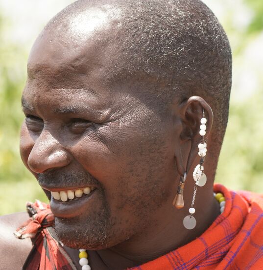 Die Freude der anderen ist groß - vielleicht lachen sie auch nur, weil wir so staunen 
Hat er nicht tollen Ohrschmuck?