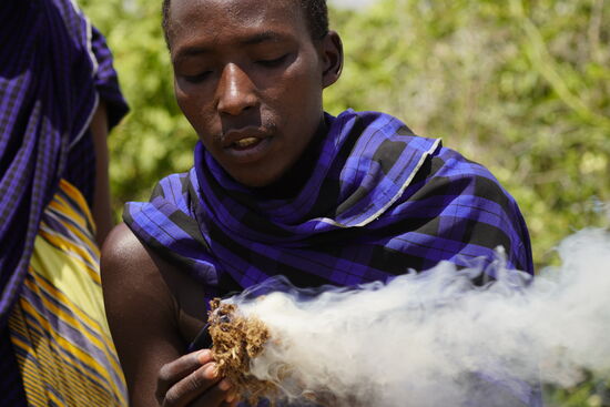 Der Funken wird in getrockneten Viehdunk gepackt und es dauert nicht lange, bis die ersten Flammen hochschlagen.
