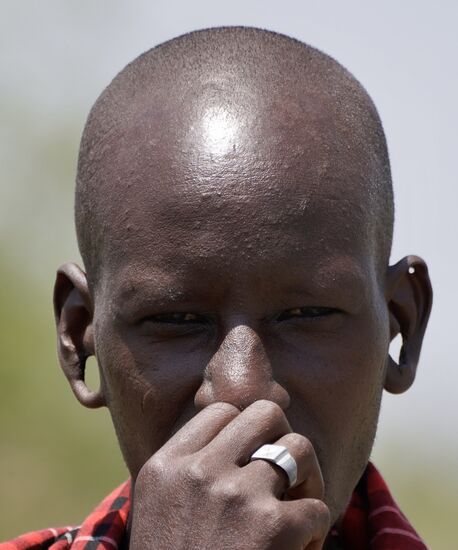 Voller Stolz präsentieren uns die Männer ihre Ohren und Ohrlöcher.