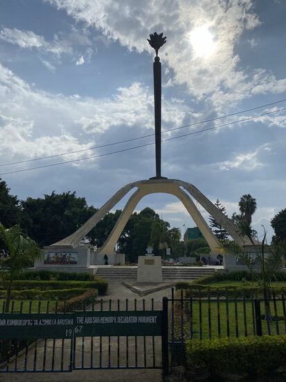 Das Arusha-Deklarations Denkmal zur Erinnerung an die Erklärung zu Tansanias Sozialismus und Unabhängigkeit im Jahre 1967.