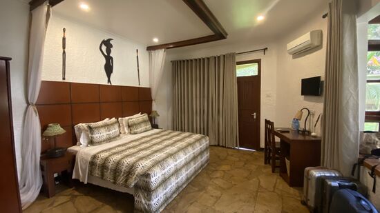 Ein schönes Zimmer nimmt uns in Empfang. Abends treffen wir noch Kevin. Kevin ist einer der beiden Partner der „Capture Tanzania“-Agentur, bei denen wir diese Safari gebucht haben.
Wir essen gemeinsam und geben ihm ein Feedback zu dem besten Guide Tanzanias …..
