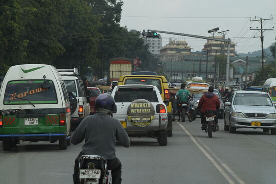 Nachmittags zur Rush-Hour erreichen wir Arusha. Die Straßen sind voll und alles ist sehr hektisch.