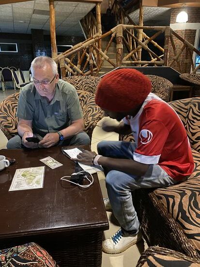 Roggers kommt zu uns in die Lodge um die Tour zu besprechen.
Er ist ein cooler Typ und wir freuen uns auf die Tour mit ihm