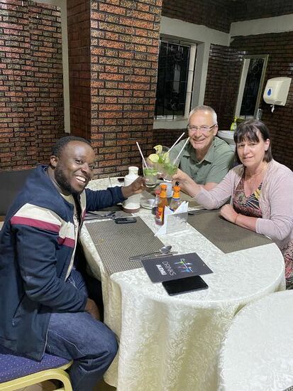 So laden wir ihn zur Übernachtung ein und beschließen den Abend mit leckeren Essen und einem Mochito