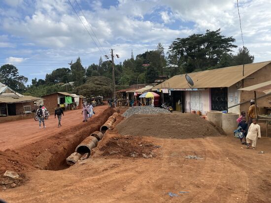 Die letzten 7km ab Lushoto gehts über eine neue Straße, die noch im Bau ist, dementsprechend brauchen wir sehr lange. 
Erst gegen 18 Uhr erreichen wir “ Irente view lodge”