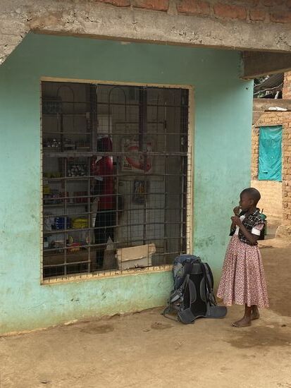 Hier am kleinen Kiosk kauft Roggers noch ein paar Sachen ein—ohne zu bezahlen 
Der Laden gehört seiner Schwester, wie er uns später erzählt…