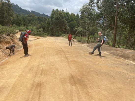 Wir treffen auf ein paar Jungs, die Fussball spielen und meine Jungs sind direkt dabei, eine kleine Runde Fußball zu spielen