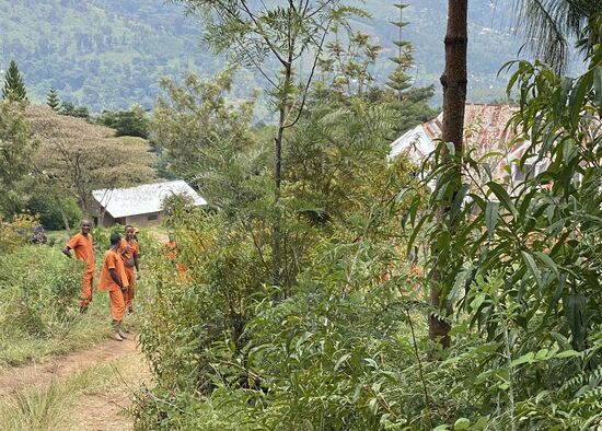 Das sind Sträflinge, die hier arbeiten—immer an der orangen Kleidung zu erkennen