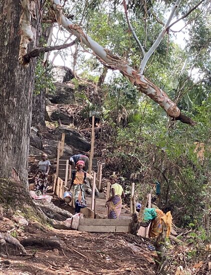 …..und hier werden Treppenstufen gegossen. Viele Frauen sind am Werk. Roggers erzählt, dass man hier für solche Arbeiten als Tagelöhner etwa 10.000 TZS bekommt—pro Tag!! Das sind umgerechnet 4 EURO
Wir hinterlassen eine Spende und man bedankt sich überschwänglich!