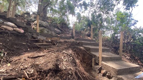 Einige Stufen sind schon fertig und wir dürfen sie auch gleich benutzen