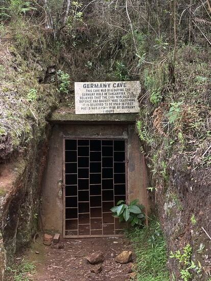 Die “Deutsche Höhle” war früher ein Bergwerk für Bauxit und später , im ersten Weltkrieg diente sie als Versteck