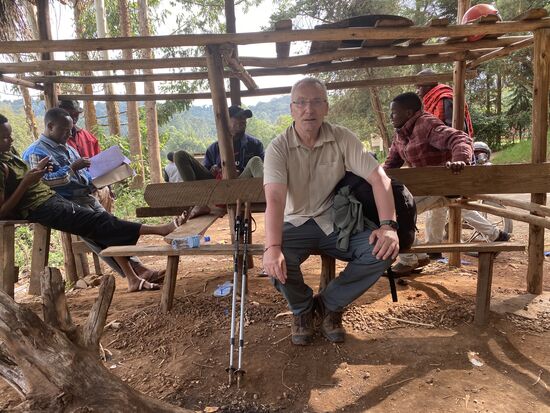 Wir laufen in Richtung Bushaltestelle. Insgesamt waren es laut Roggers mindestens 13 km - vielleicht auch 15. Hier warten wir mit vielen anderen auf einen “ Public transport”