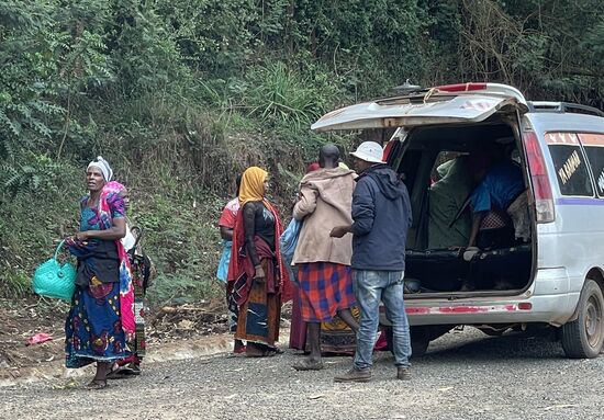 Hier steigen 12 Leute  aus- es scheint kein Ende zu nehmen… immer noch einer und noch einer…. 
Das Warten zieht sich hin und schließlich ruft Roggers einen seiner Freunde an. Er holt uns dann ab und es beginnt eine ca. 2stündige Fahrt über die Berge zu unserem Nachtlager …..