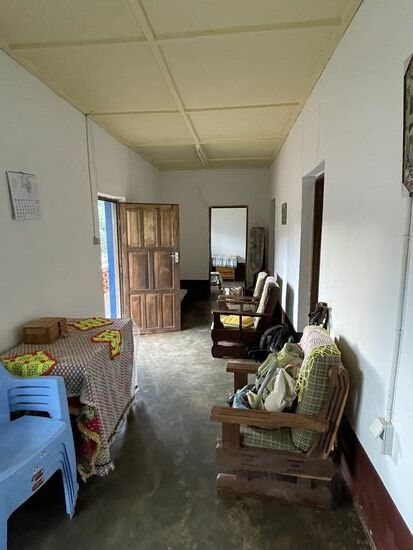 Wir nächtigen in der in dem Schwestern „Convent Rangwi“,  welches von deutschen Ordensfrauen gegründet wurde. In dem Convent sind zurzeit 60 Schwestern, zwei davon über 70 Jahre alt und ein Geistlicher.