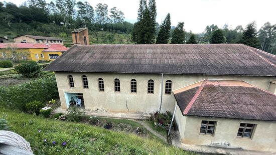 Hier ist die Kapelle zu sehen. Hier dürfen die Bewohner des Dorfes nicht zur Messe. Sie haben ihre eigene Kirche. In dieser Region sind übrigens 50% Christen und 50% Moslem und es herrscht ein friedliches Miteinander.