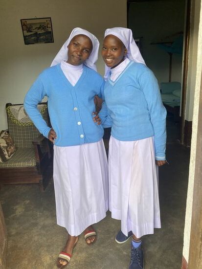 Magdalena und Christina schleppen einen großen Bottich mit heißem Wasser ran, damit wir duschen können