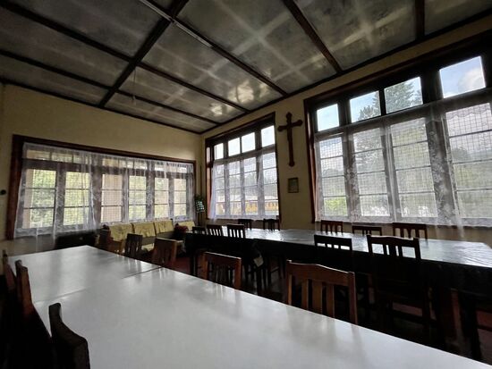 Dies ist der Speisesaal für die Besucher des Convents. Die Schwestern haben eine eigene Küche und Speisesaal. Zurzeit sind außer uns keine Gäste hier. Vor ein paar Tagen war Roggers mit zwei polnischen Studentinnen hier. Die Schwestern haben sich aber riesig gefreut und wir haben nur in lachende und fröhliche Gesichter geschaut.