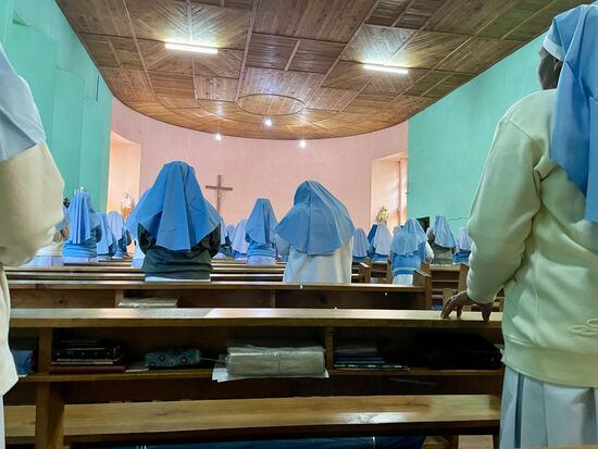 … um 05:00 Uhr beginnt das Läuten zur Frühmesse. Thomas steht um 06:00 Uhr auf und will den Sonnenaufgang fotografieren. Dabei wird er jedoch von zwei Schwestern freundlich zur Frühmesse eingeladen.