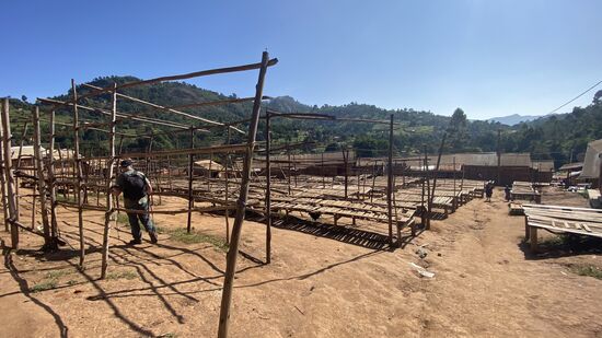 Wir ziehen weiter ins Dorf und kommen zum Marktplatz. Hier ist natürlich am Sonntag nichts los.