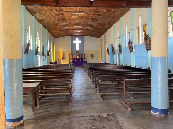 Auf dem Weg uns Dorf kommen wir zur Dorfkirche. Auch sie ist sehr schlicht gehalten.