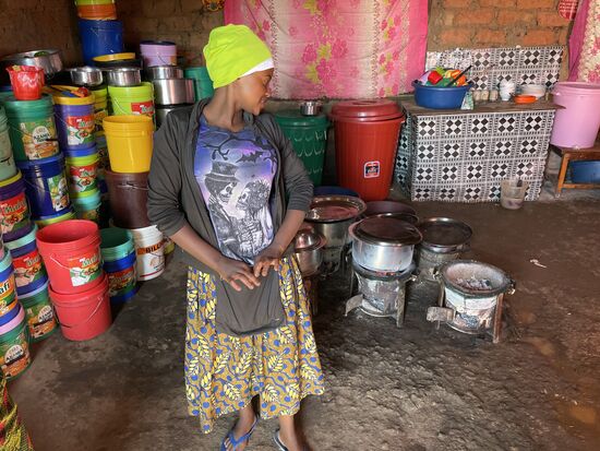 Wir besuchen den Dorf- Imbiss , hier kann man sitzen und essen. Der Empfang ist sehr herzlich. Roggers hat für unser Mittagessen hier vorbestellt und bekommt die Chapati eingepackt.