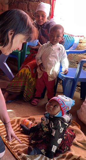 Diese Kleine schaut mich mit ihren großen Kulleraugen an.