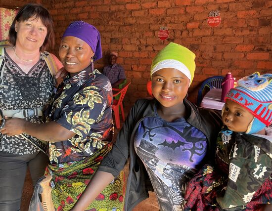 Die Familie möchte unbedingt ein Bild mit mir machen. Gerne kommen wir dem Wunsch nach.
Roggers verspricht, die Bilder auszudrucken und beim nächsten Besuch mitzubringen. Wir haben noch ein wenig Spielzeug, dieses werden wir Roggers geben, wenn wir in der Irente Lodge zurück sind. Er möge dies dann an die Kleine geben.